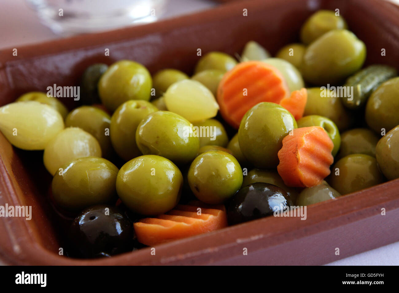 Spanische Oliven als Vorspeise serviert. Stockfoto