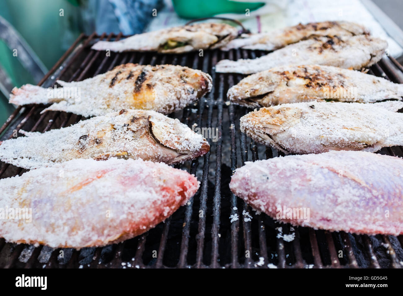 Grill-Salz gebackenen Fisch zum Verkauf, Chiang Mai Thailand Stockfoto