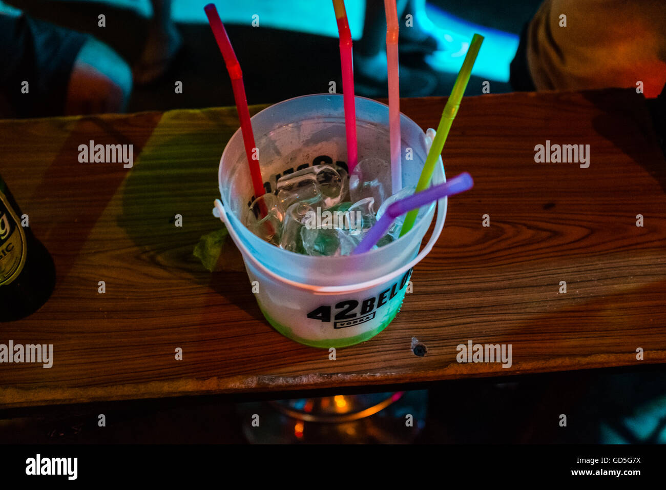 Getränke-Eimer für den Austausch mit Eis und 5 Strohhalme in einem Club, Chiang Mai Thailand Stockfoto