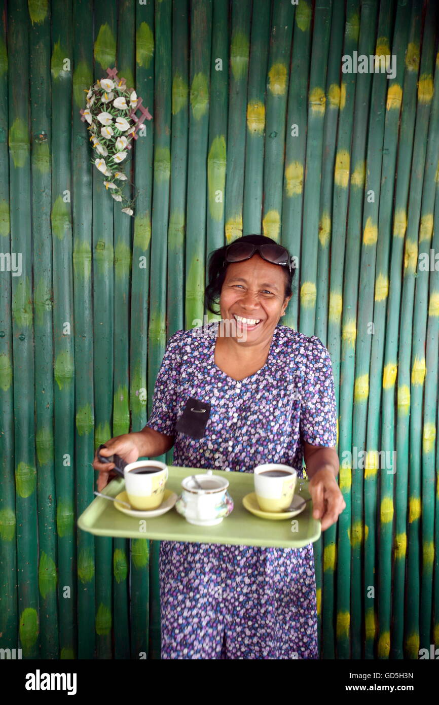 eine Frau im Coffee-Shop oder im Restaurant auf dem Markt in der Stadt Manatuto im Osten von Osttimor in Südostasien. Stockfoto