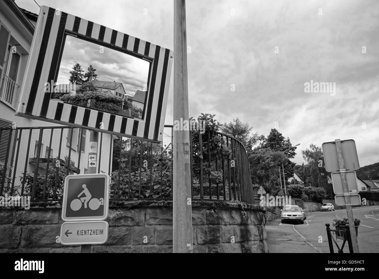 Am Straßenrand Spiegel, Riquewihr, Colmar, Frankreich Stockfoto