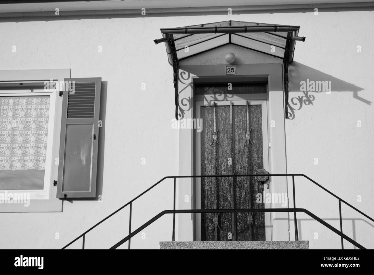 Tür-Fenster-Geländer-Markise nahe Paris, Frankreich, Europa Stockfoto