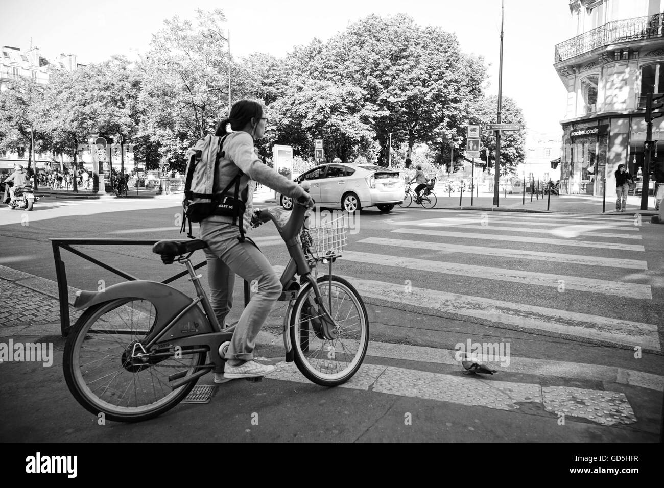 Frauen auf dem Fahrrad Taube in den Straßen von Paris, Frankreich Stockfoto