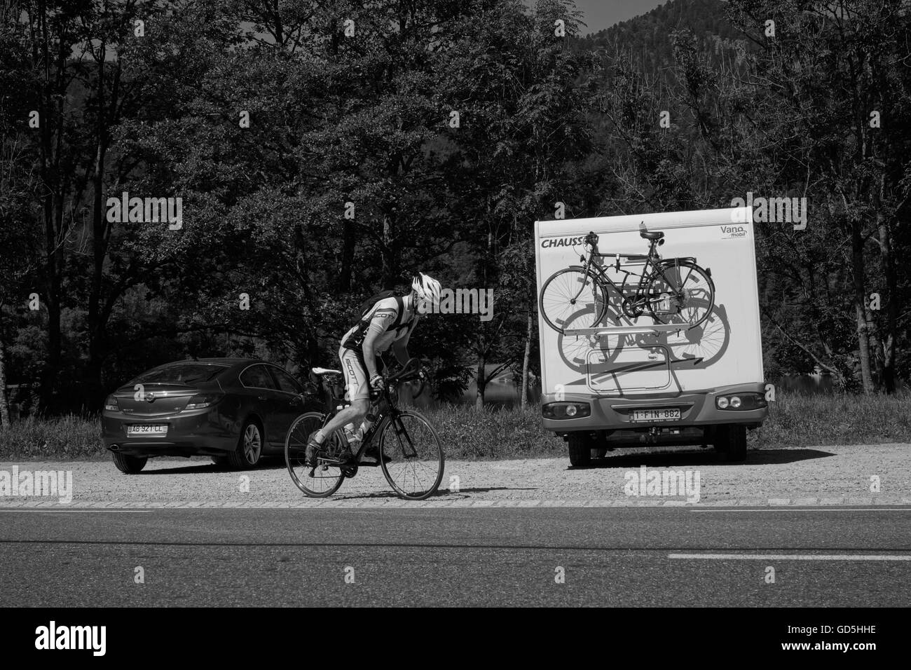 Reiten Fahrrad und Zyklus stehen hinter van in der Nähe von Paris, Frankreich Stockfoto