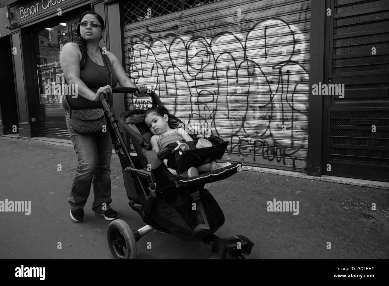 Frau schieben Kinderwagen, Straßen von Paris, Frankreich Stockfoto