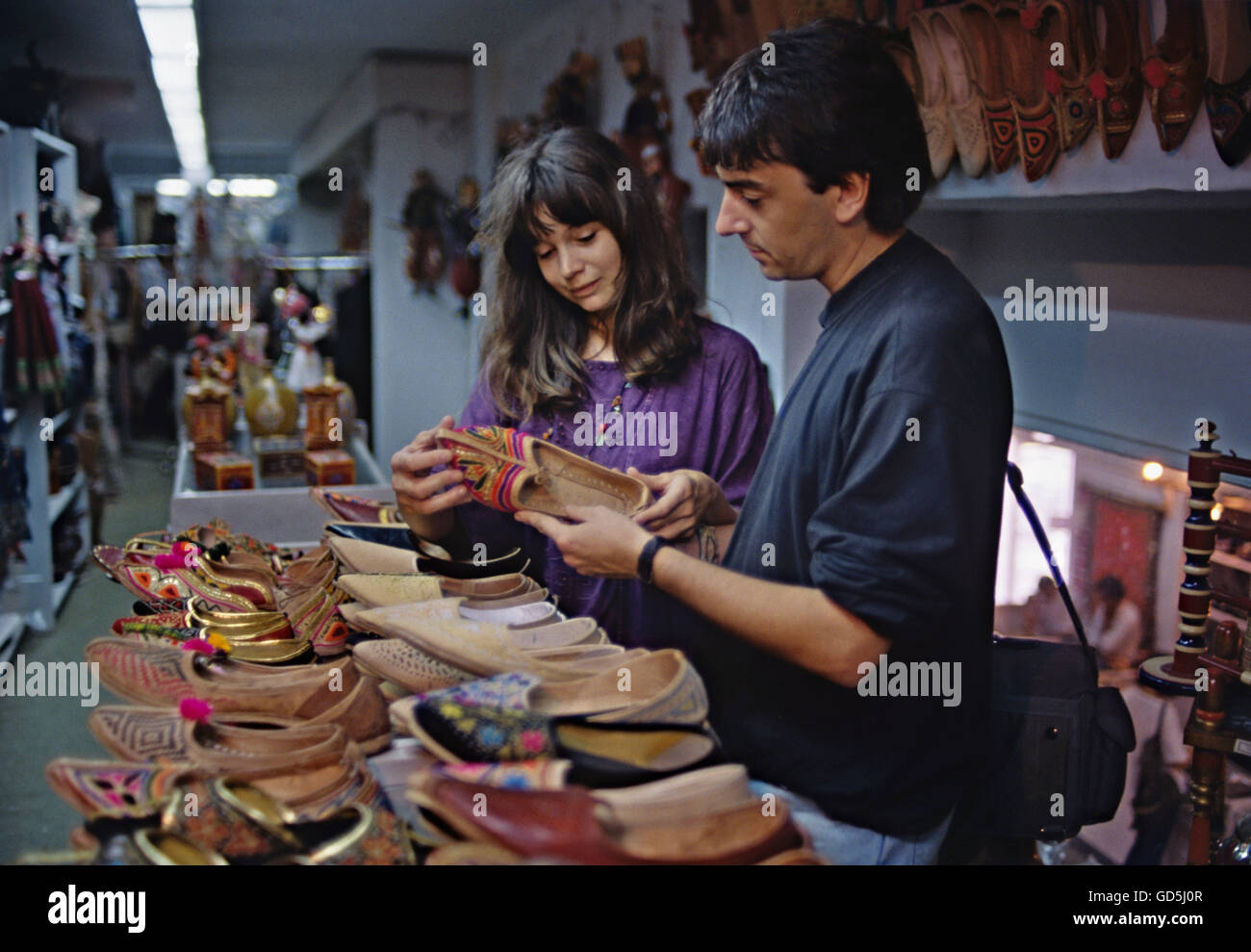 Tourist in einem shop Stockfoto