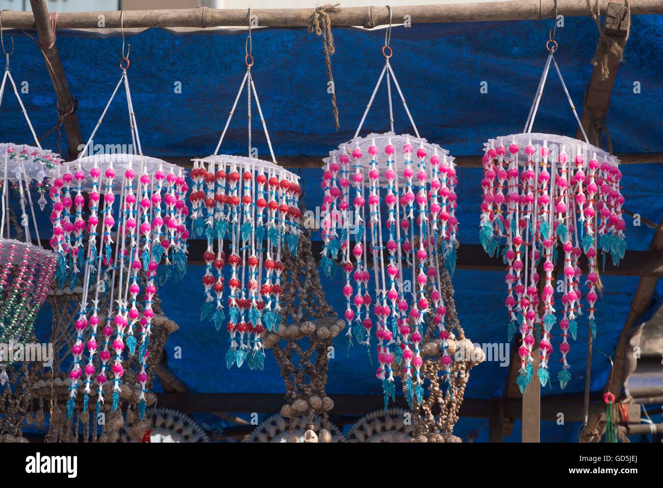 Kronleuchter hängen draußen stand, Puri, Orissa, Indien, Asien Stockfoto