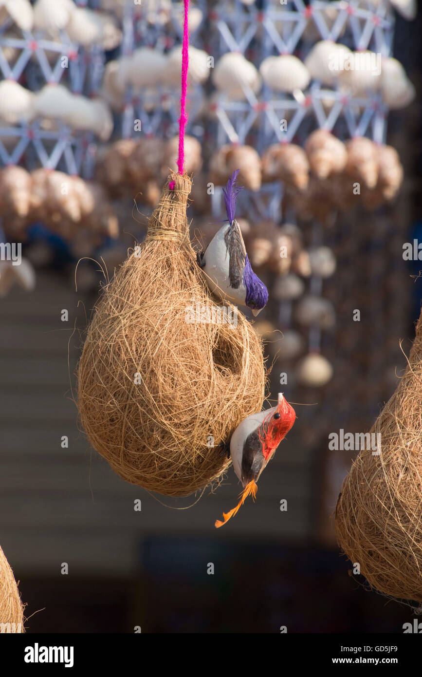 Künstliche Vögel sitzen auf Nest gehalten für Verkauf, Puri, Orissa, Indien, Asien Stockfoto