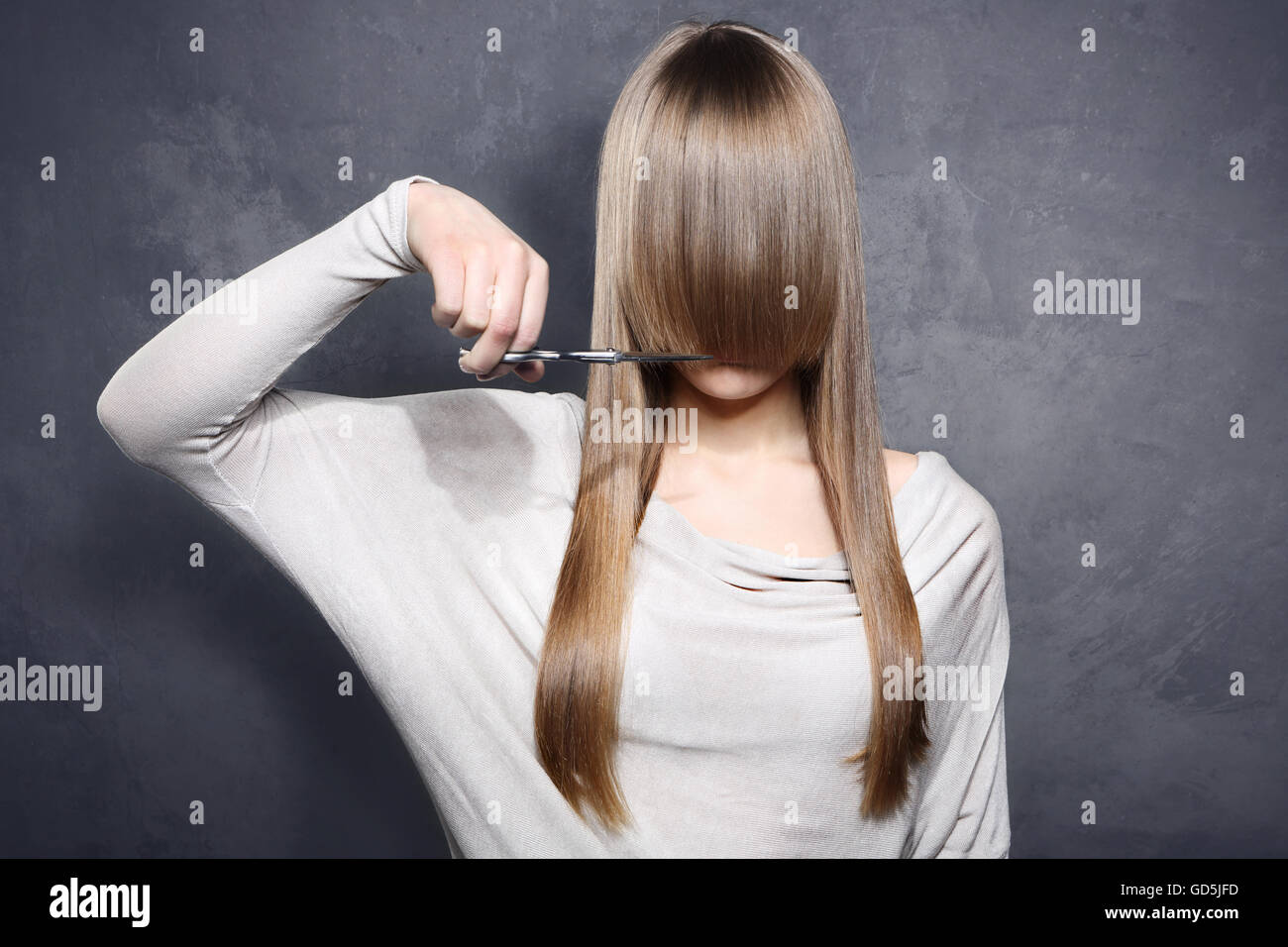 Schönes Mädchen beschlossen, einen neuen Haarschnitt zu bekommen Stockfoto