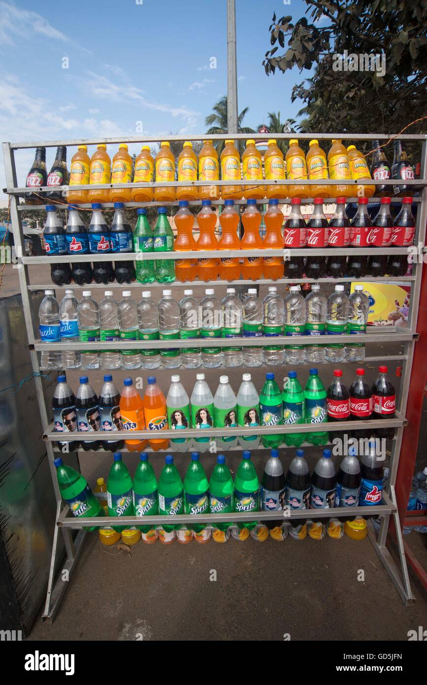 Kalte Getränke gehalten für Verkauf, Puri, Orissa, Indien, Asien Stockfoto