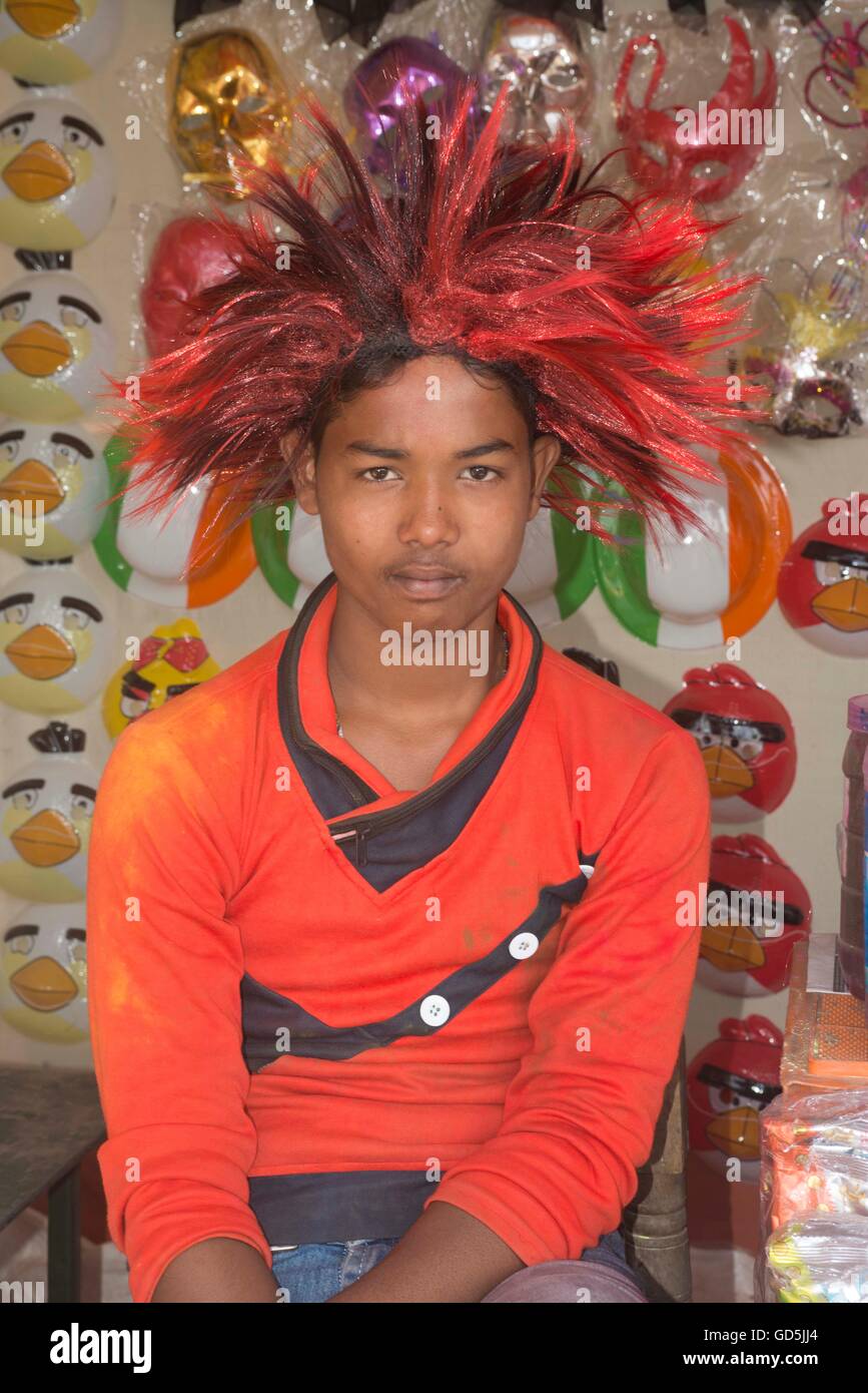 Mann mit bunten lustigen Perücke, Holi Festival, Puri, Orissa, Indien, Asien Stockfoto