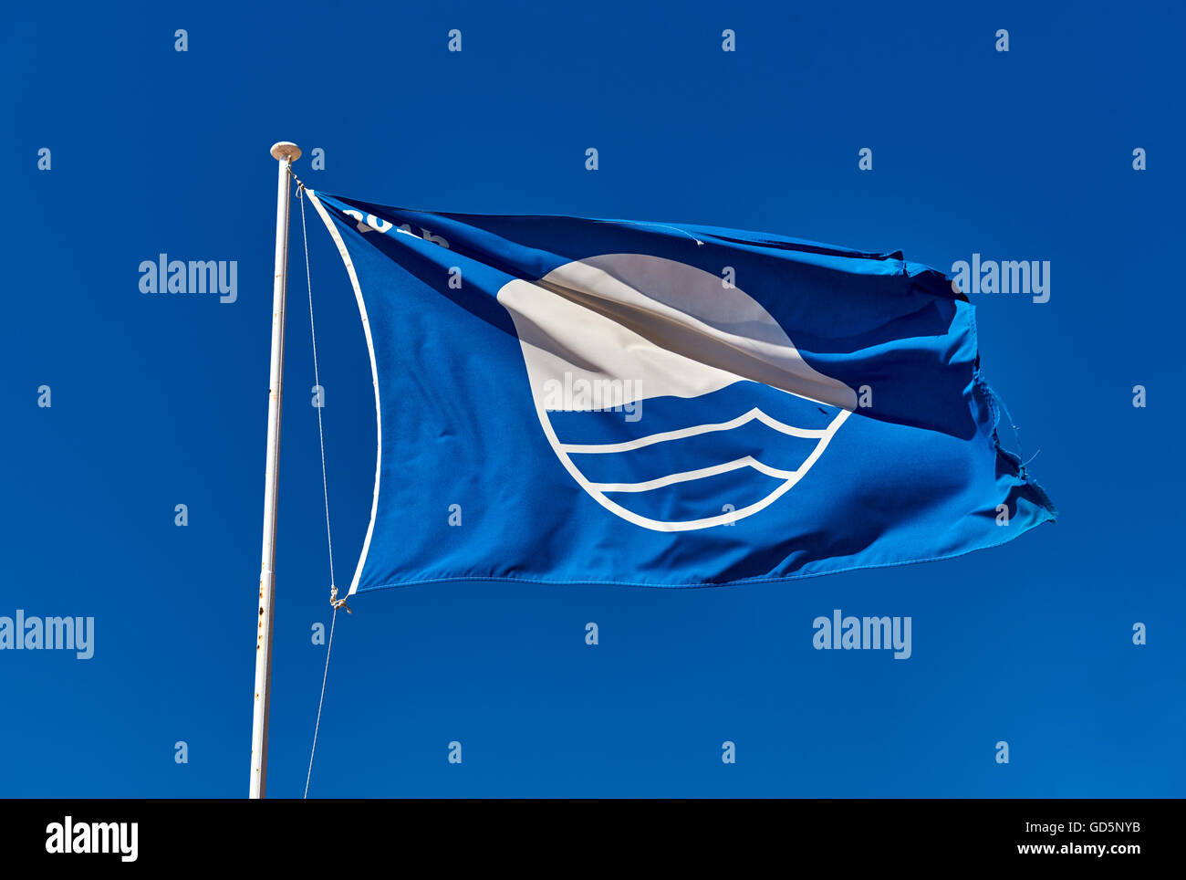Blaue Flagge gegen blauen Himmel Stockfoto