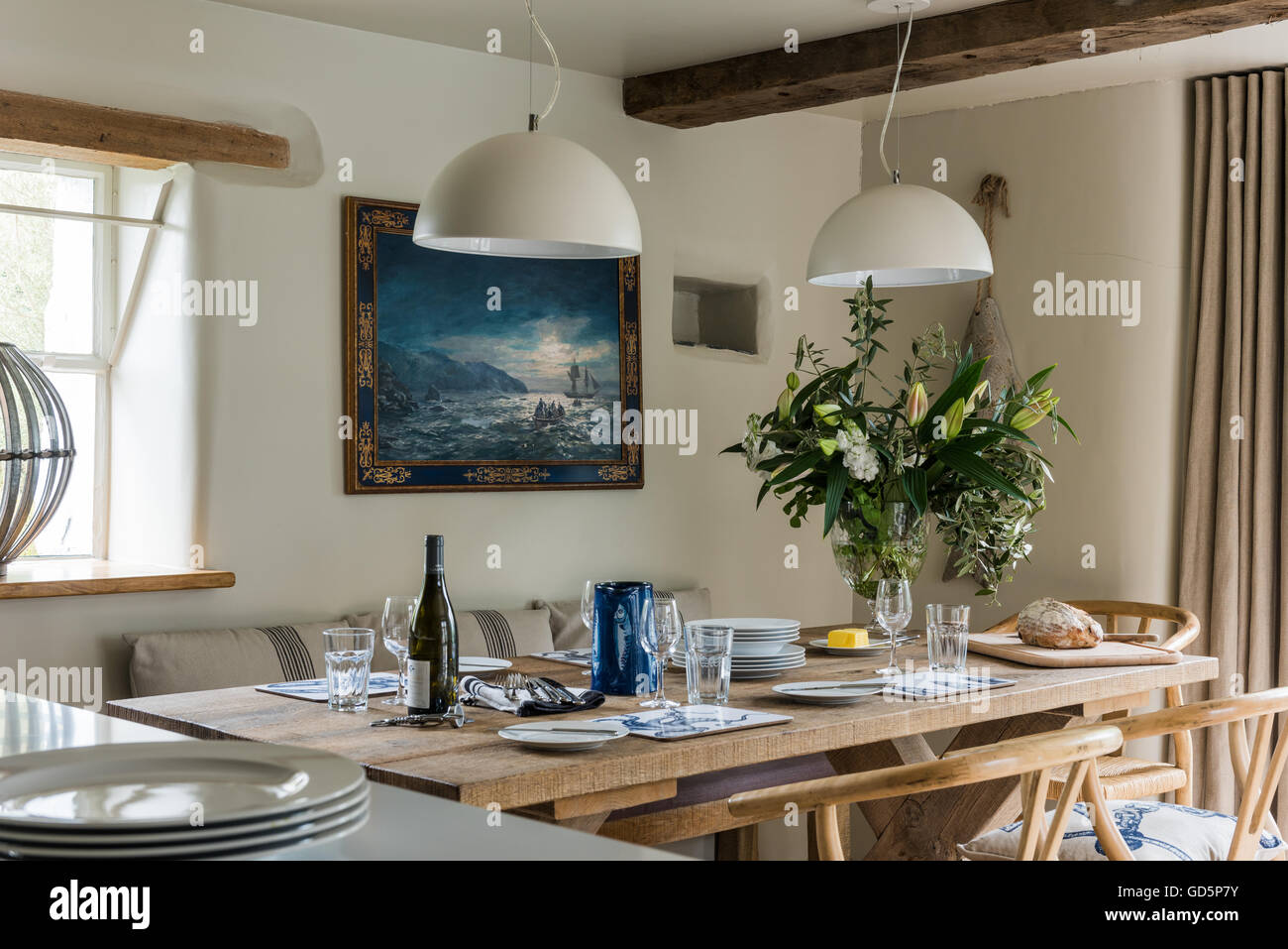 Antik Eiche Esszimmerstühle rustikalen Holztisch mit Gläser und Teller gelegt Stockfoto