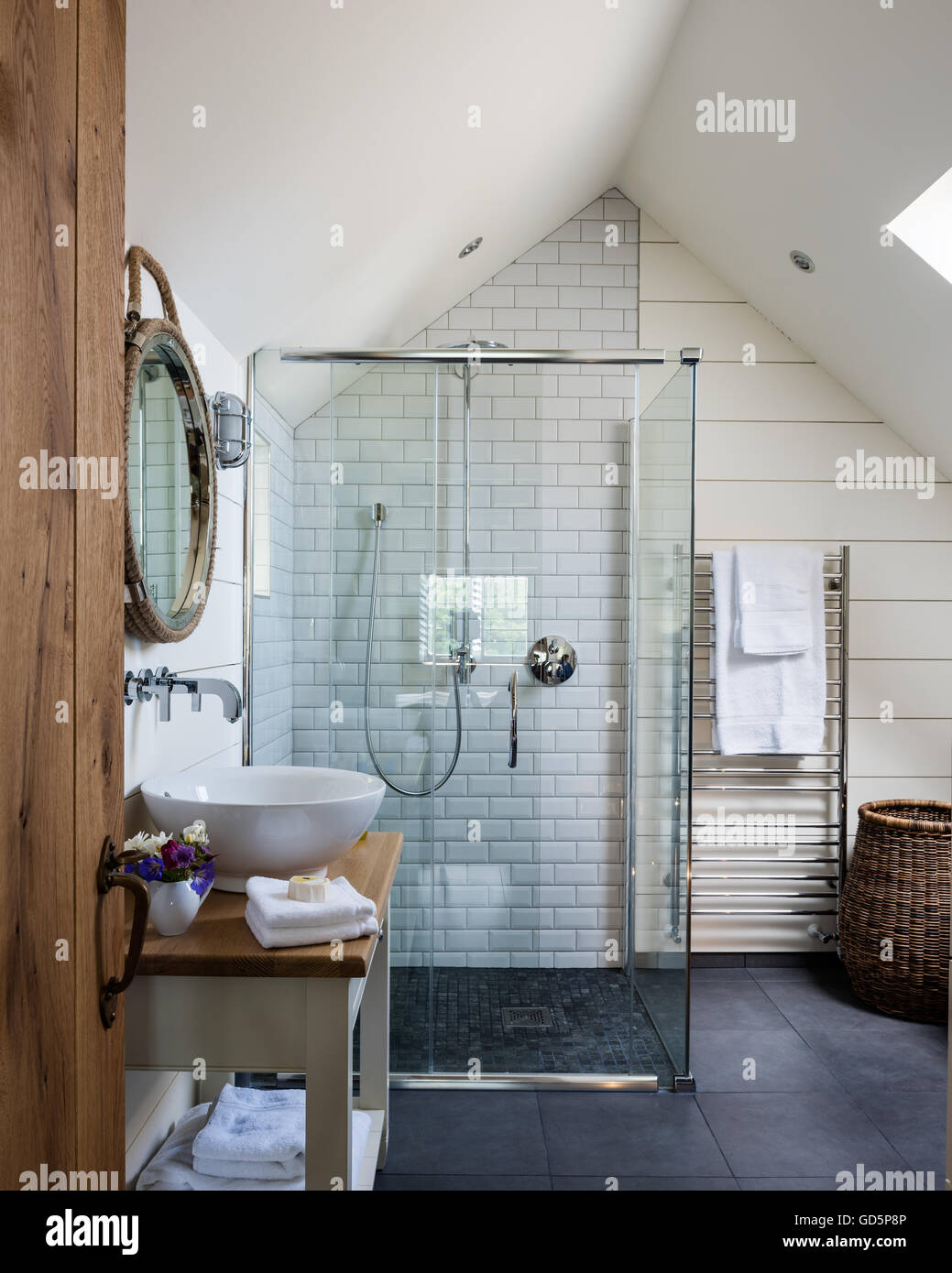 Malte weiß Holzbohlen und Schieferboden im geräumigen Badezimmer mit begehbarer Dusche Stockfoto