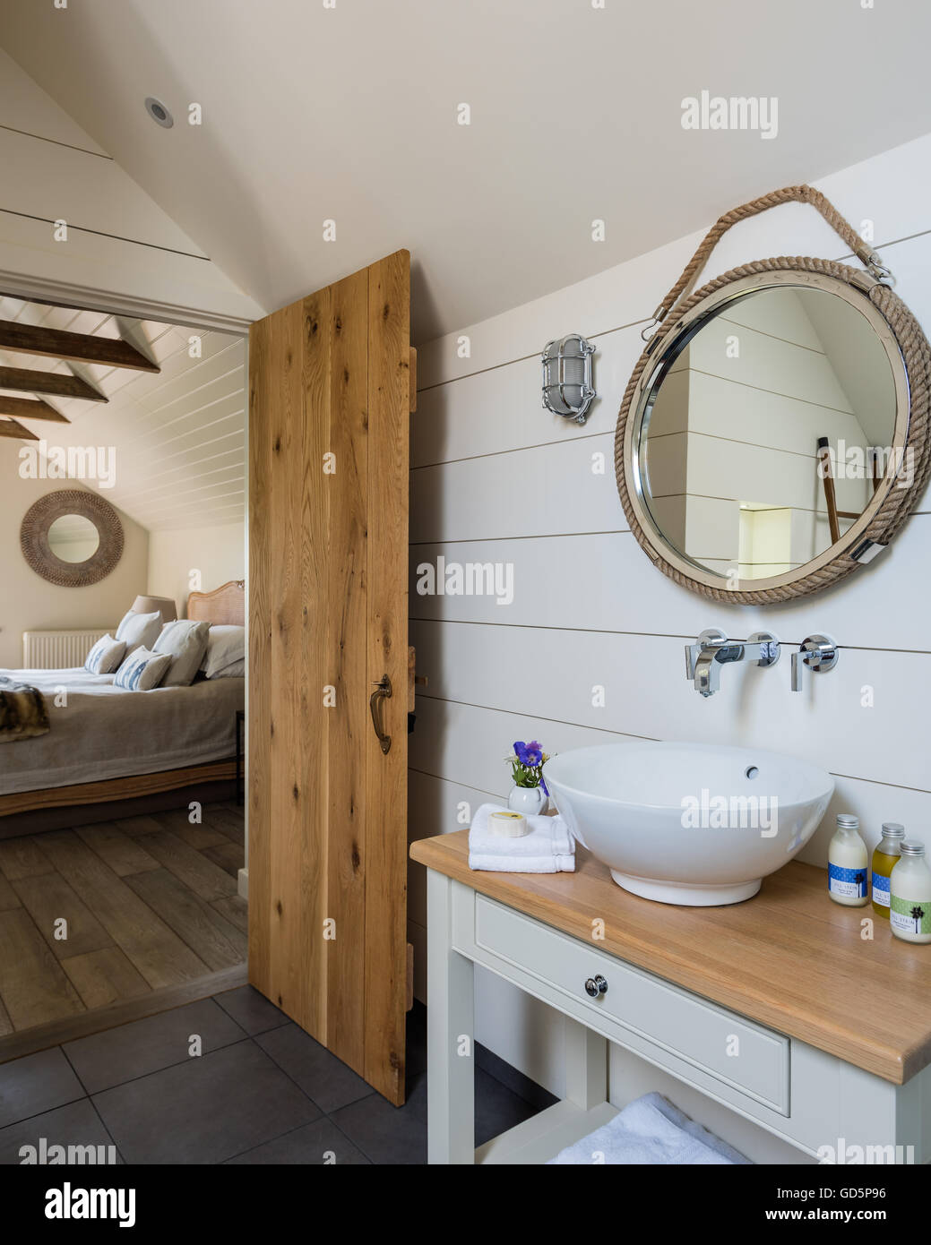 Malte weiß Holzbohlen und nautischen Stil Spiegel im Bad Stockfoto