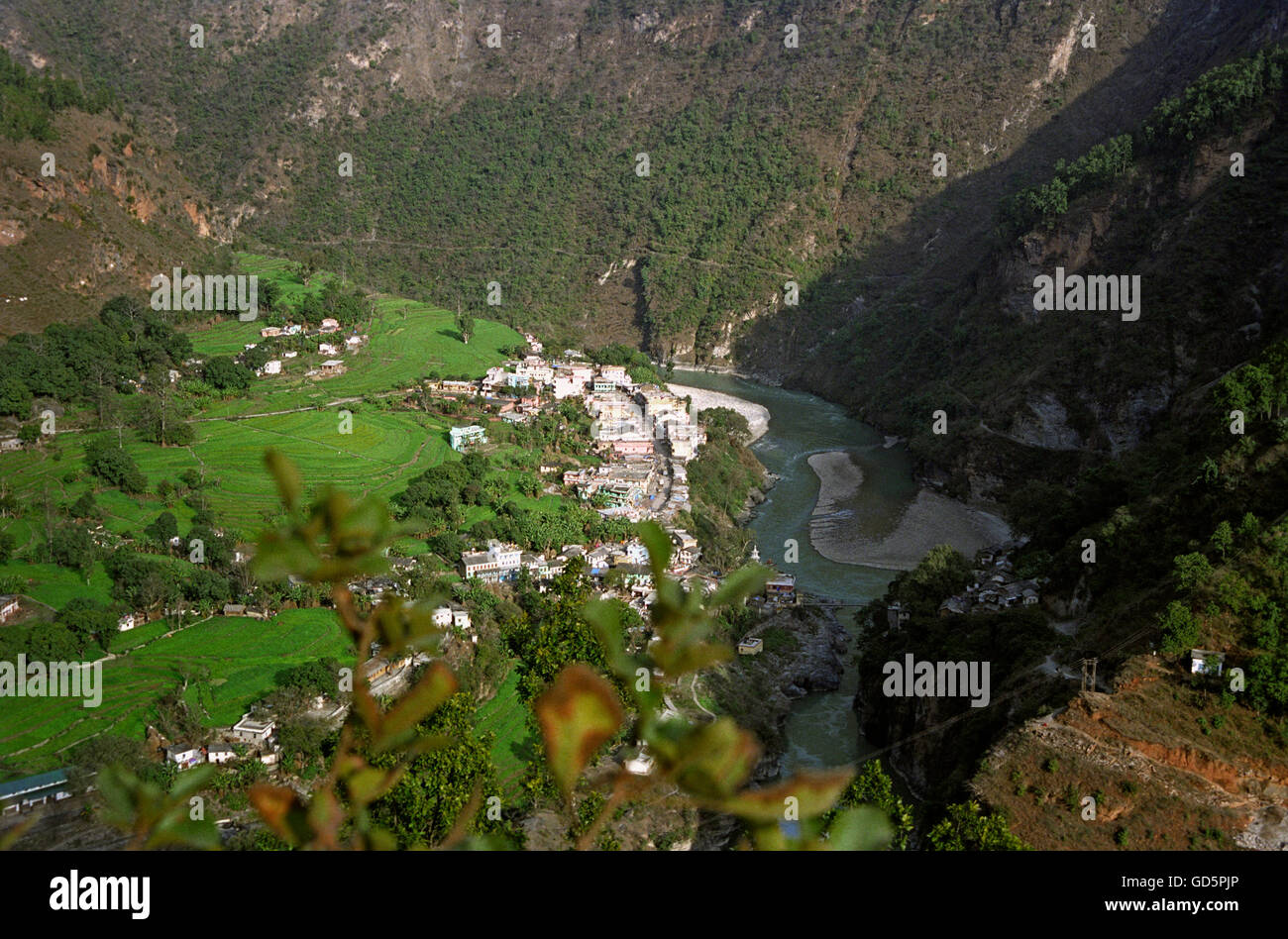 Ein Stream teilt die Indien-Nepal-Grenze Stockfoto