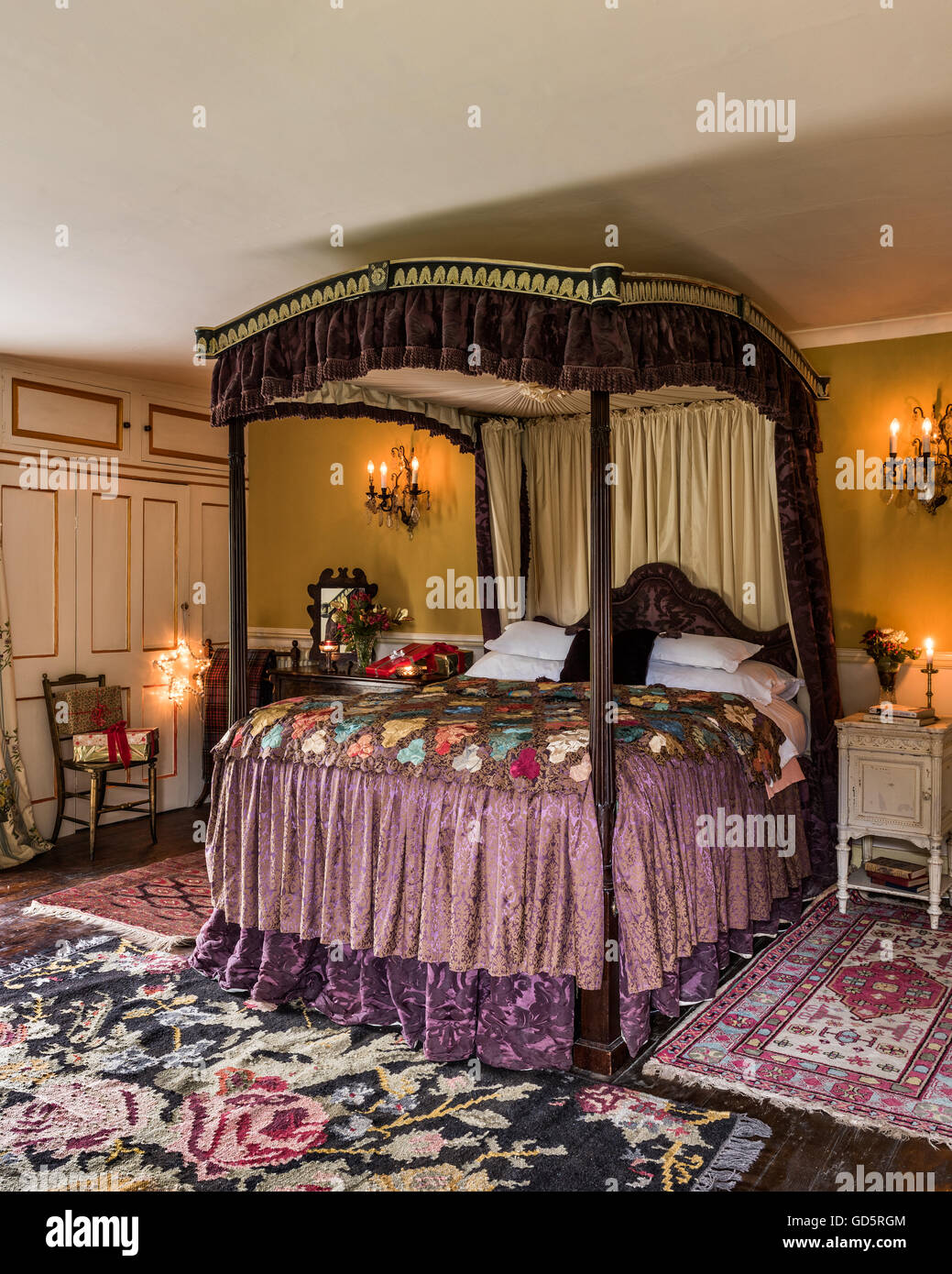Antiken Himmelbett im 17. Jahrhundert Pfarrhaus bauen, Surrey Stockfoto