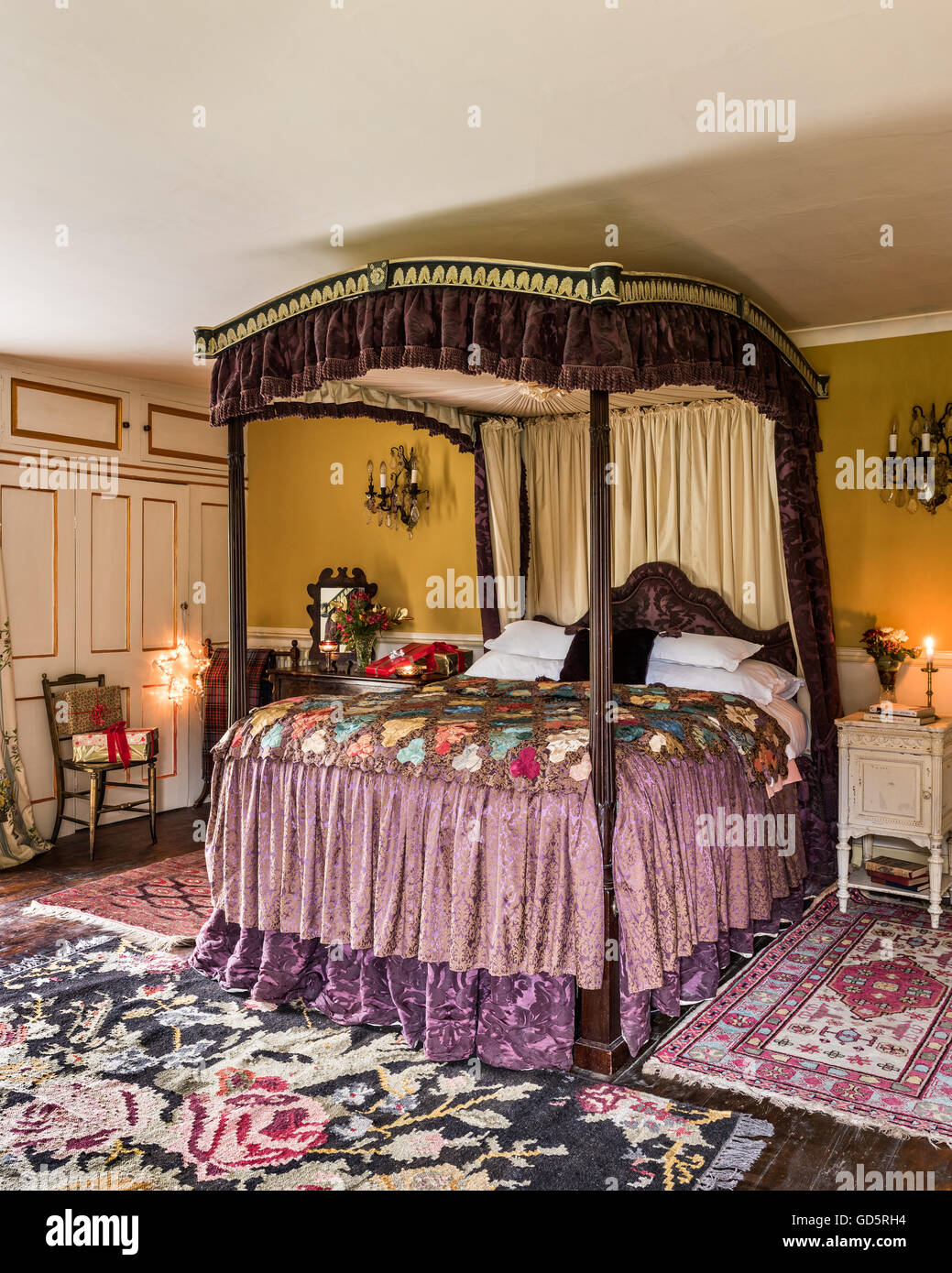 Antiken Himmelbett im 17. Jahrhundert Pfarrhaus bauen, Surrey Stockfoto