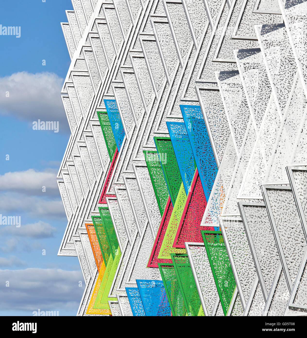 Dreieckige perforierten Stahl Fensterläden Außenfassade. SDU Campus Kolding, Kolding, Dänemark. Architekt: Henning Larsen Architects, 2015. Stockfoto
