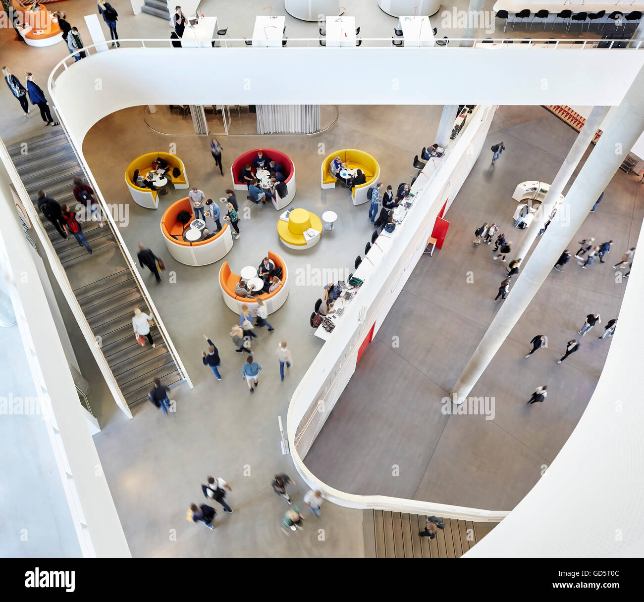Vogelperspektive des dreieckigen Foyer und Atrium. SDU Campus Kolding, Kolding, Dänemark. Architekt: Henning Larsen Architects, 2015. Stockfoto