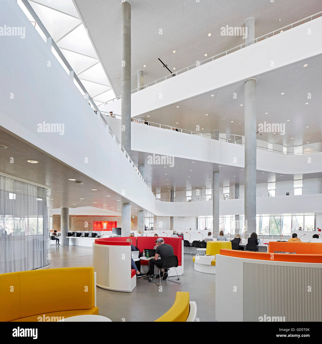 Atrium und das Foyer im Erdgeschoss. SDU Campus Kolding, Kolding, Dänemark. Architekt: Henning Larsen Architects, 2015. Stockfoto