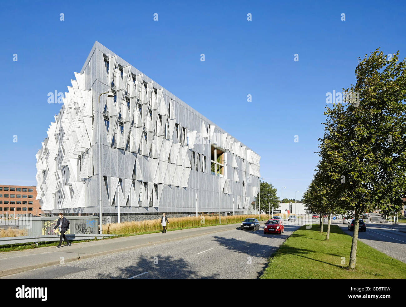 Schräge Höhe mit der Straße. SDU Campus Kolding, Kolding, Dänemark. Architekt: Henning Larsen Architects, 2015. Stockfoto