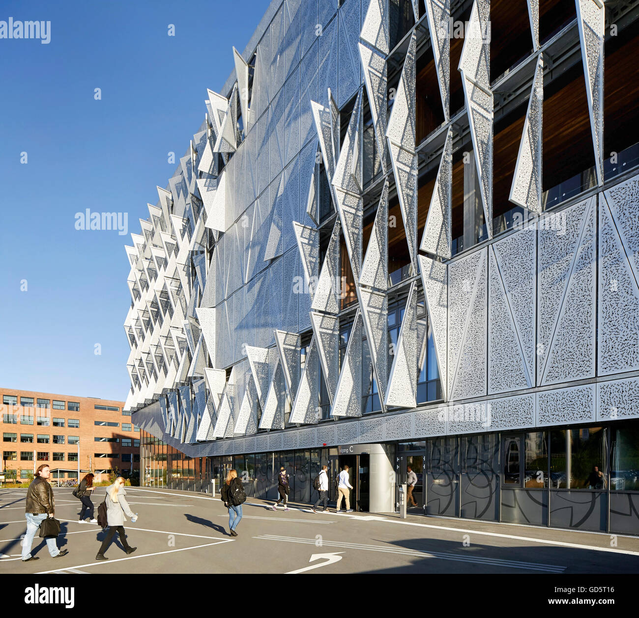 Außenfassade und Ansatz zum Aufbau Eingang. SDU Campus Kolding, Kolding, Dänemark. Architekt: Henning Larsen Architects, 2015. Stockfoto