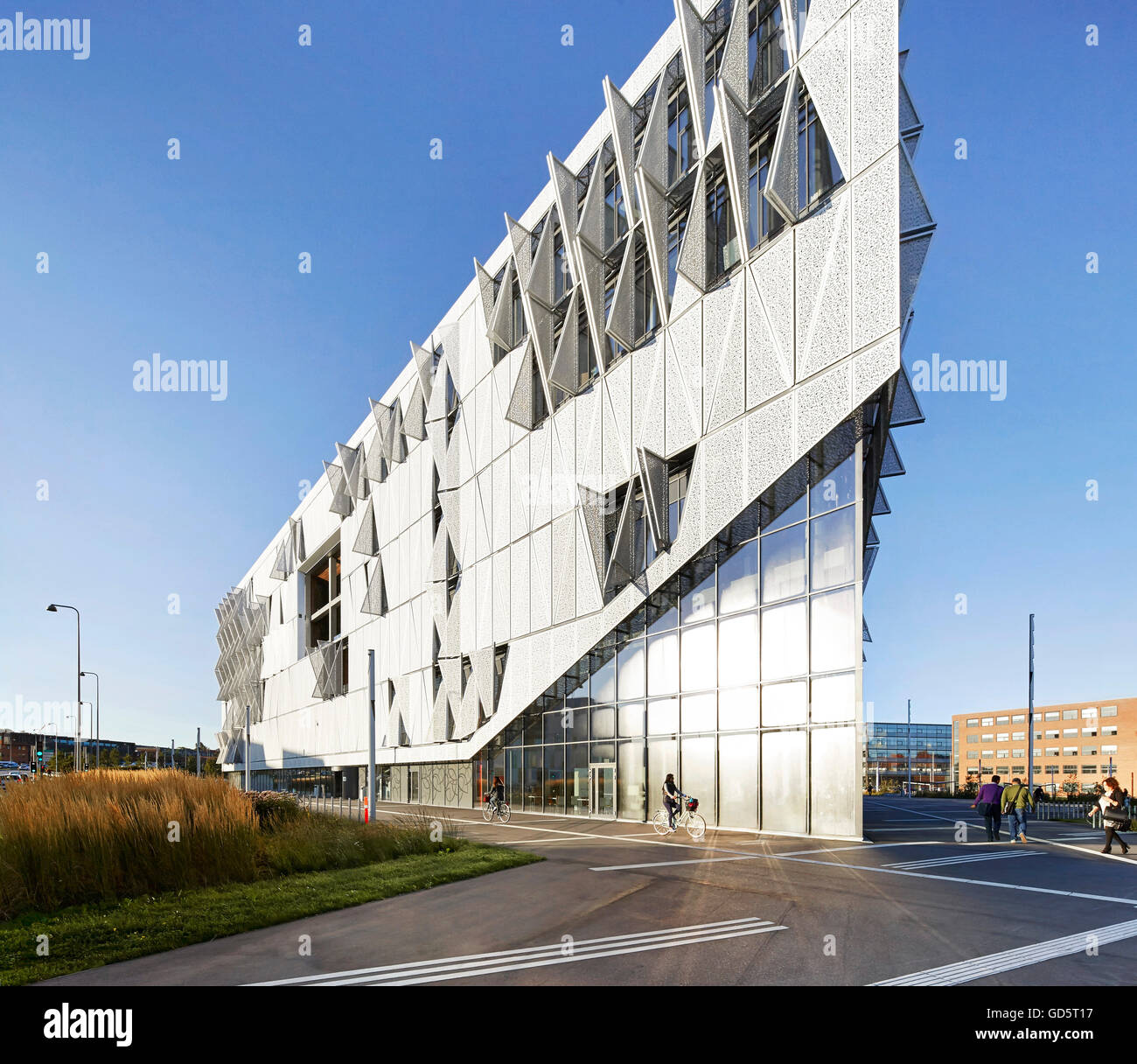 Ecke Erhebung der Außenfassade mit verstellbaren dreieckigen perforierten Stahl Fensterläden. SDU Campus Kolding, Kolding, Dänemark. Stockfoto
