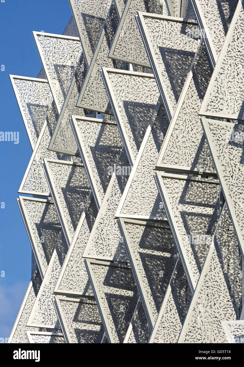 Außenfassade mit verstellbaren dreieckigen perforierten Stahl Fensterläden. SDU Campus Kolding, Kolding, Dänemark. Architekt: Henning Larsen Architects, 2015. Stockfoto