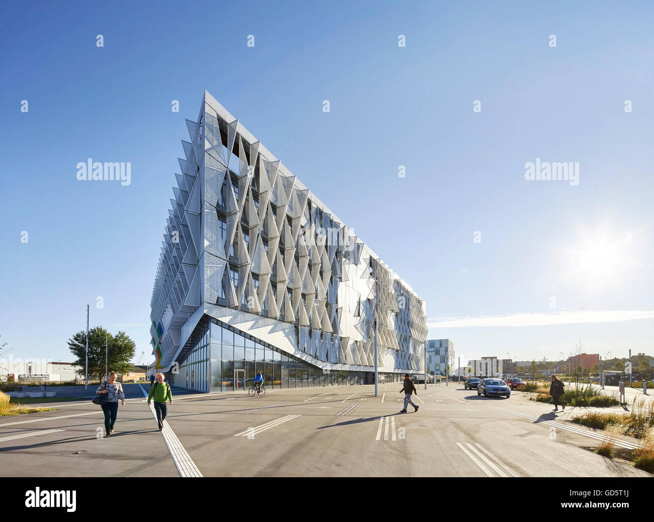 Dreieckige Gebäude-Fassade in der Perspektive mit der Straße. SDU Campus Kolding, Kolding, Dänemark. Architekt: Henning Larsen Architects, 2015. Stockfoto