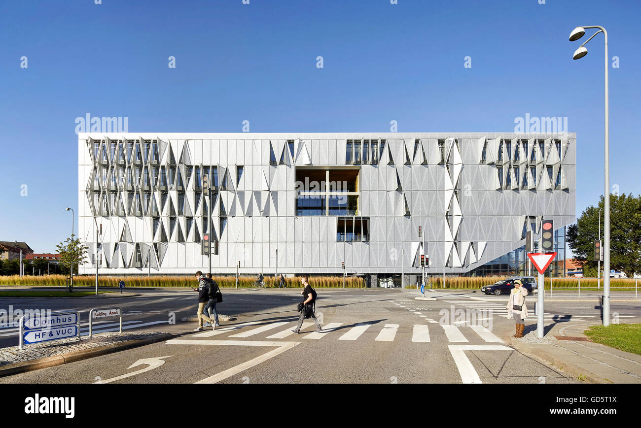 Vorderansicht mit Fußgängerüberweg. SDU Campus Kolding, Kolding, Dänemark. Architekt: Henning Larsen Architects, 2015. Stockfoto