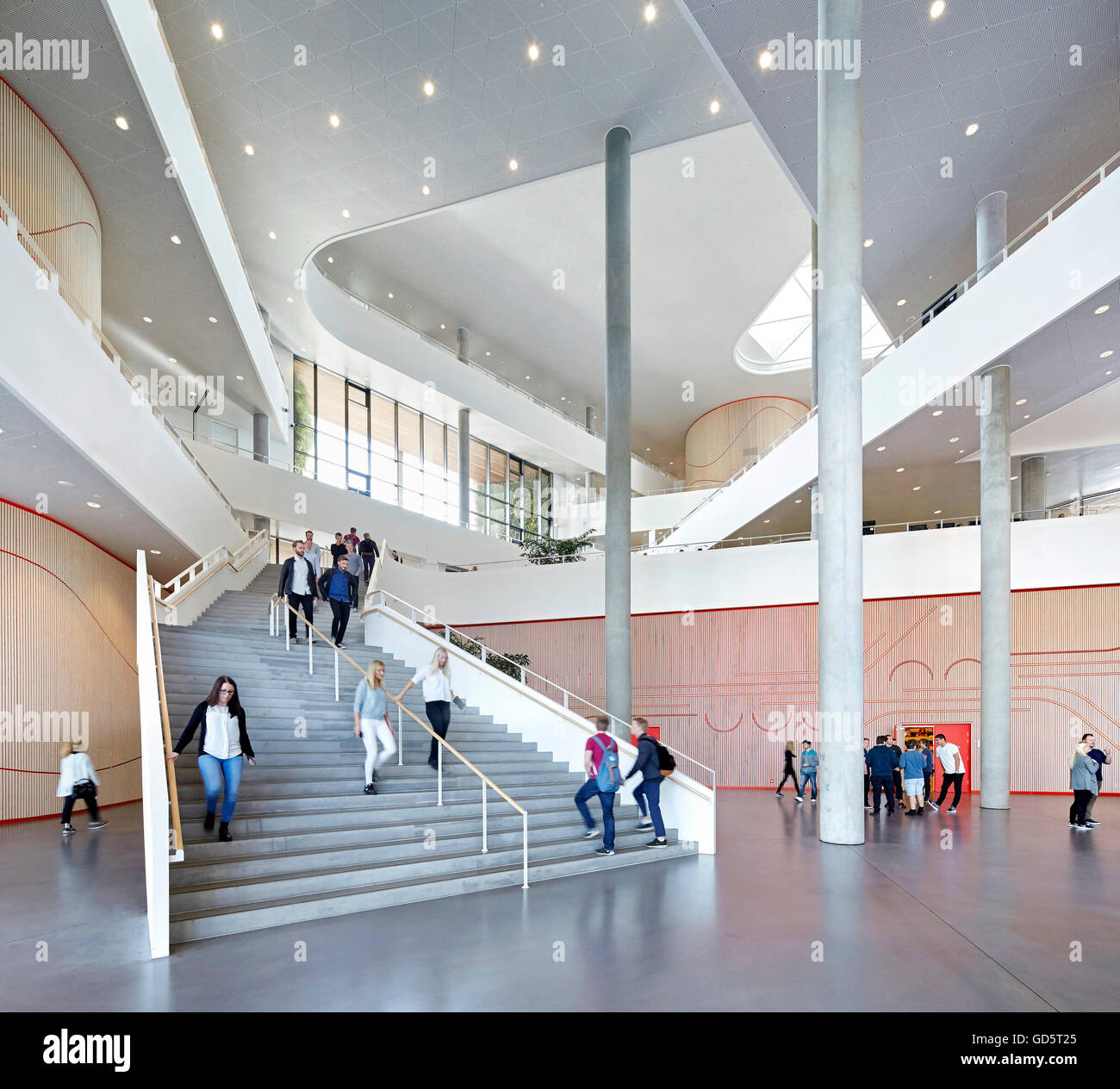 Atrium und Erdgeschoss Foyer mit Treppe. SDU Campus Kolding, Kolding, Dänemark. Architekt: Henning Larsen Architects, 2015. Stockfoto
