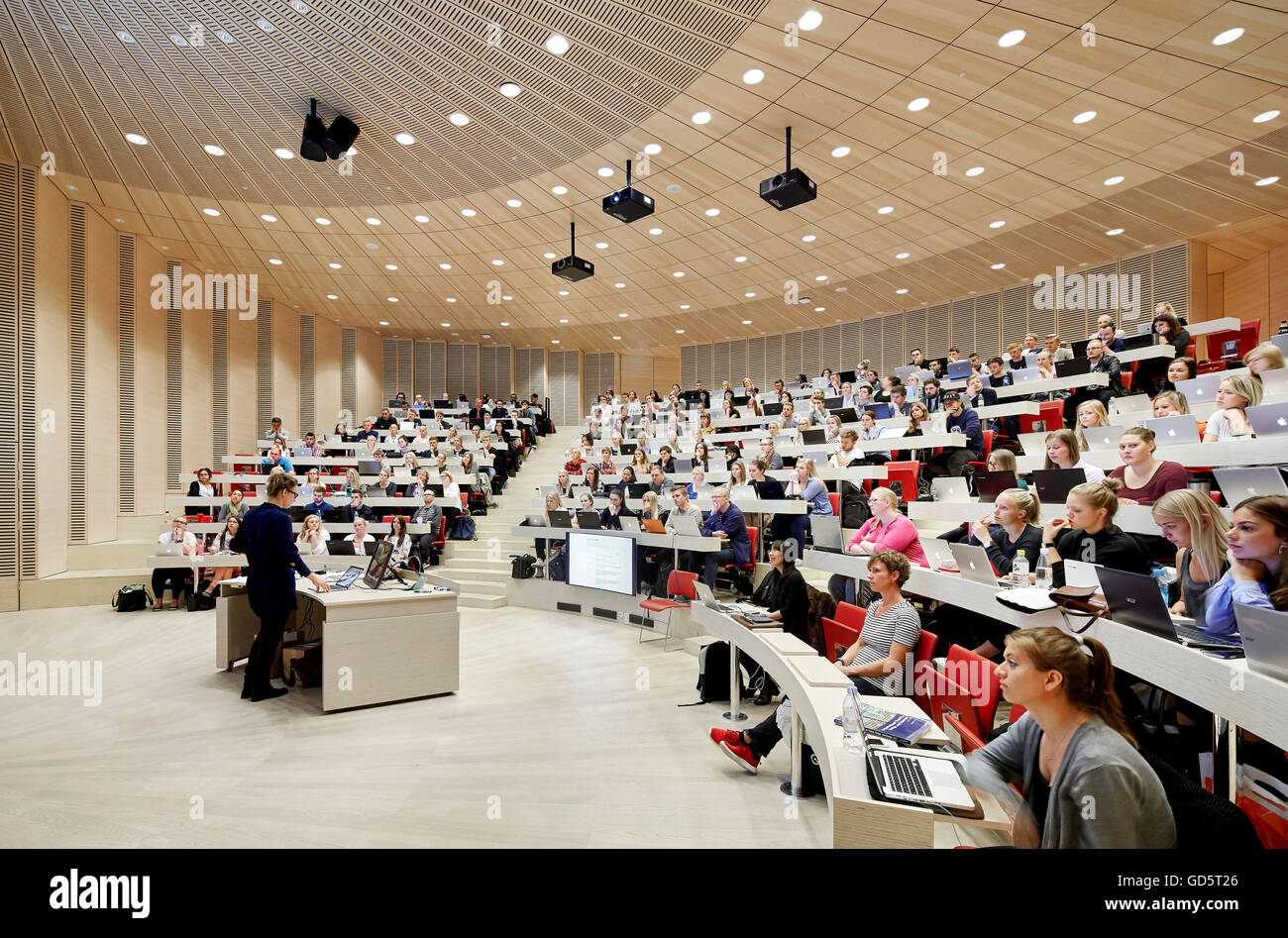 Gebogene Hörsaal. SDU Campus Kolding, Kolding, Dänemark. Architekt: Henning Larsen Architects, 2015. Stockfoto