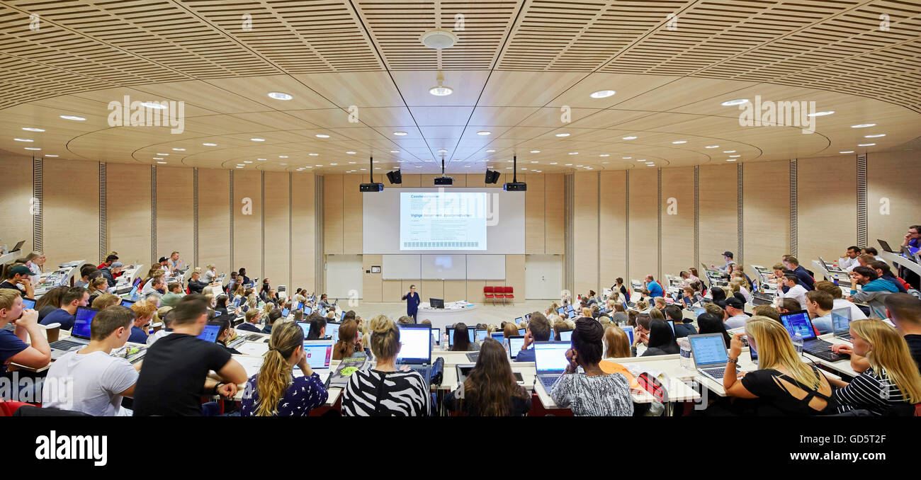 Gebogene Auditorium mit Studenten während der Vorlesung. SDU Campus Kolding, Kolding, Dänemark. Architekt: Henning Larsen Architects, 2015. Stockfoto