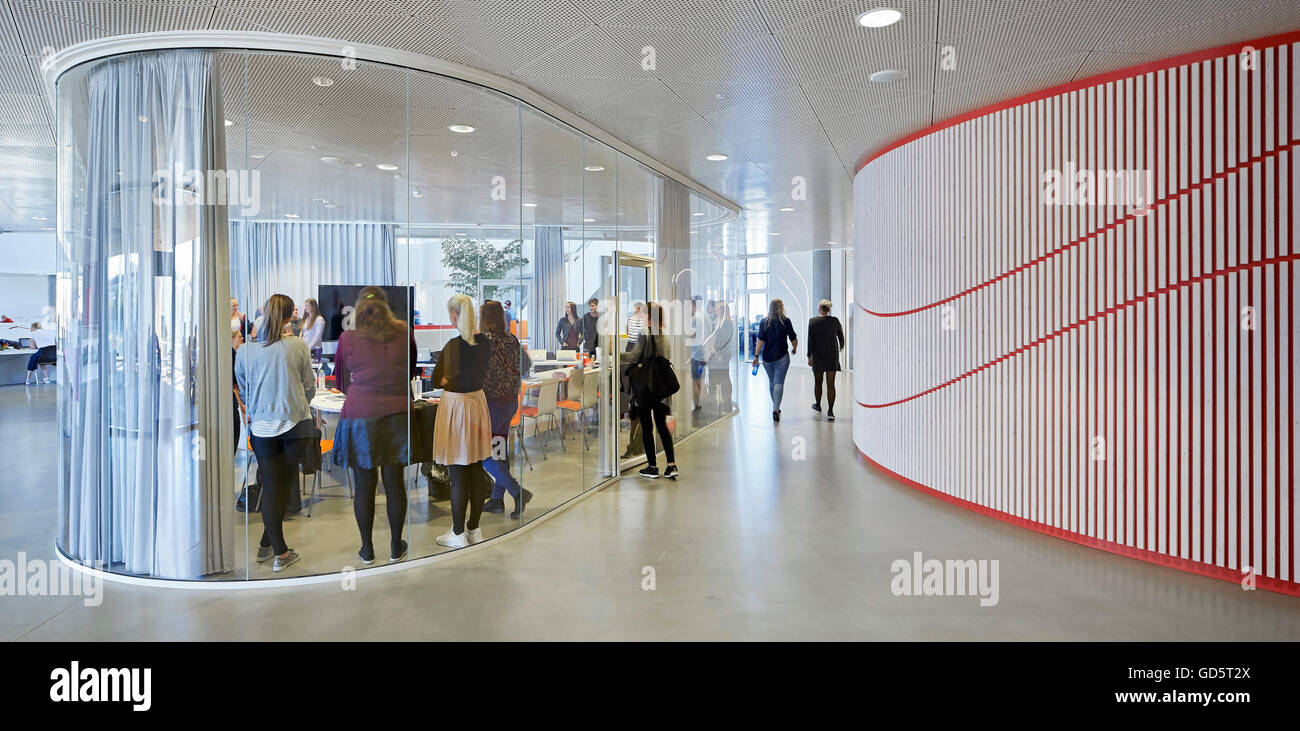 Gebogene Glaswand der Tagungsraum. SDU Campus Kolding, Kolding, Dänemark. Architekt: Henning Larsen Architects, 2015. Stockfoto