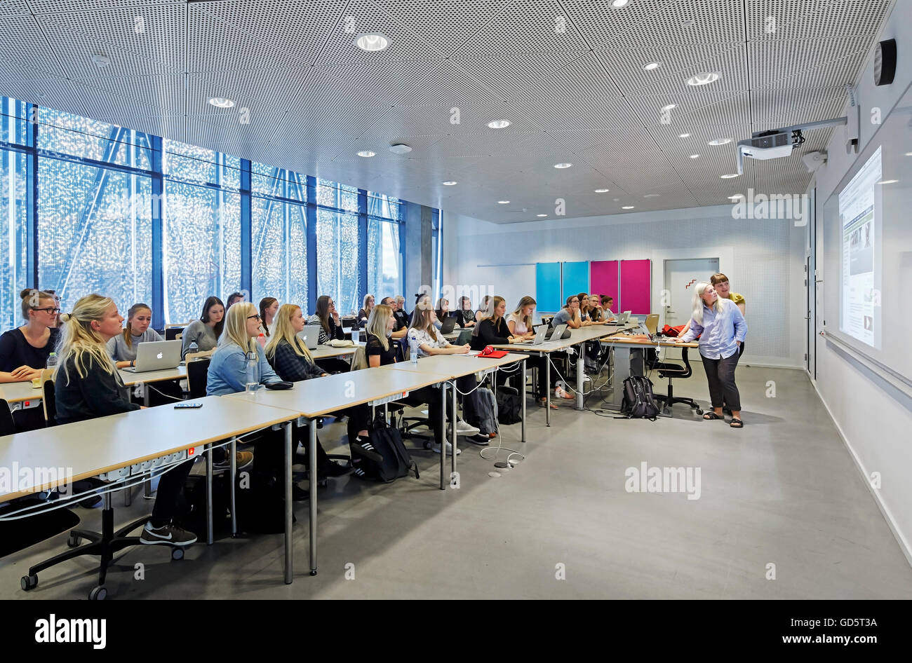 Klassenzimmer während der Vorlesung. SDU Campus Kolding, Kolding, Dänemark. Architekt: Henning Larsen Architects, 2015. Stockfoto
