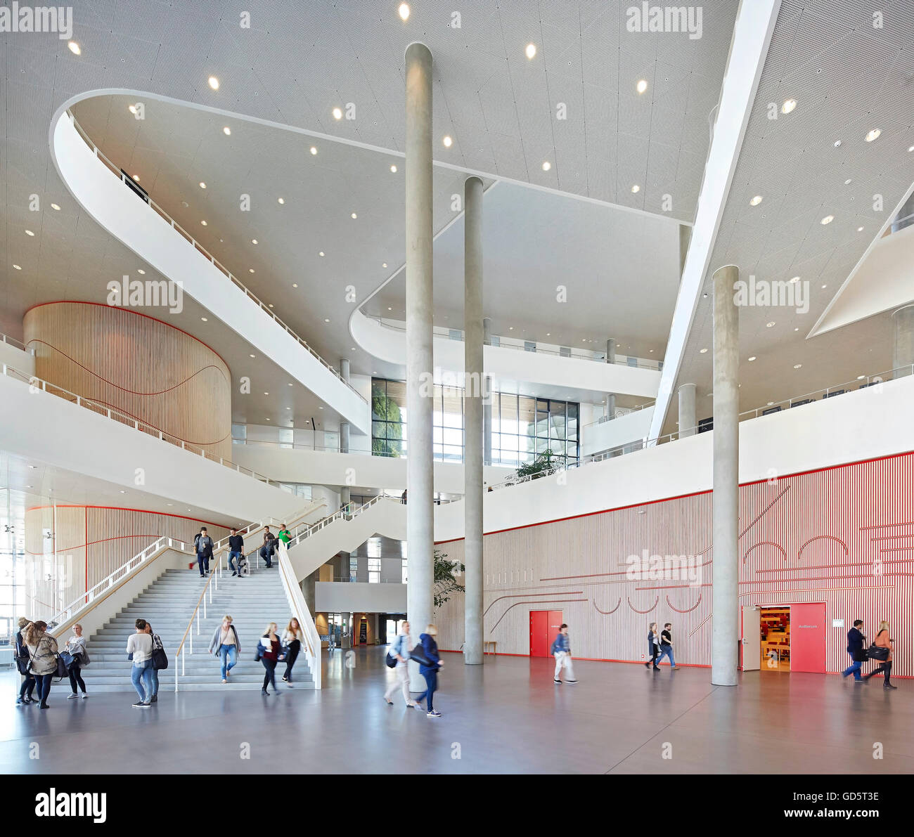 Eingang Foyer und mehrstöckige Atrium mit Balkonen und Spalten. SDU Campus Kolding, Kolding, Dänemark. Architekt: Henning Larsen Architects, 2015. Stockfoto