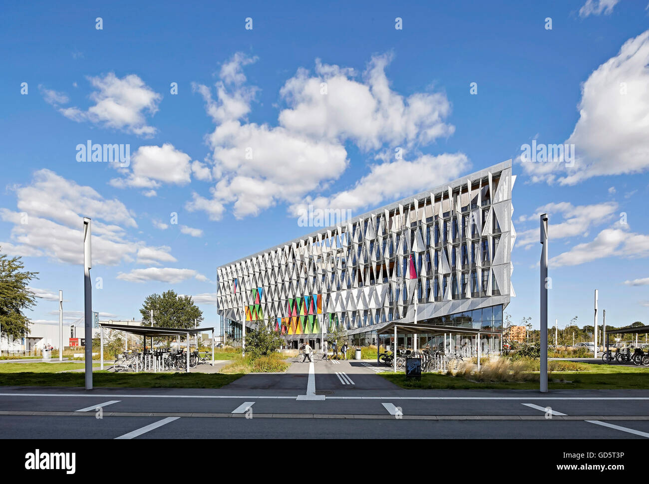 Nähern Sie sich Gebäude vom Parkplatz. SDU Campus Kolding, Kolding, Dänemark. Architekt: Henning Larsen Architects, 2015. Stockfoto