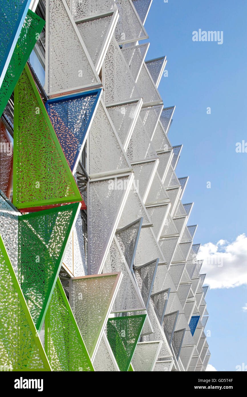 Detail der Außenfassade mit bunten dreieckigen Fensterläden. SDU Campus Kolding, Kolding, Dänemark. Architekt: Henning Larsen Architects, 2015. Stockfoto