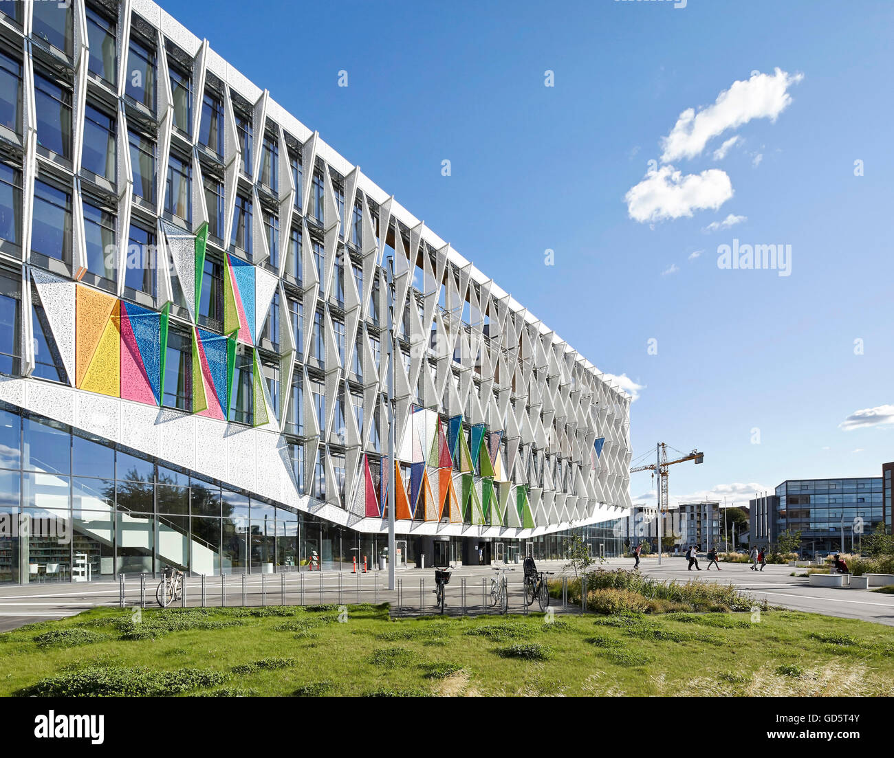 Gebäude-Perspektive mit städtischen Kontext hinaus. SDU Campus Kolding, Kolding, Dänemark. Architekt: Henning Larsen Architects, 2015. Stockfoto