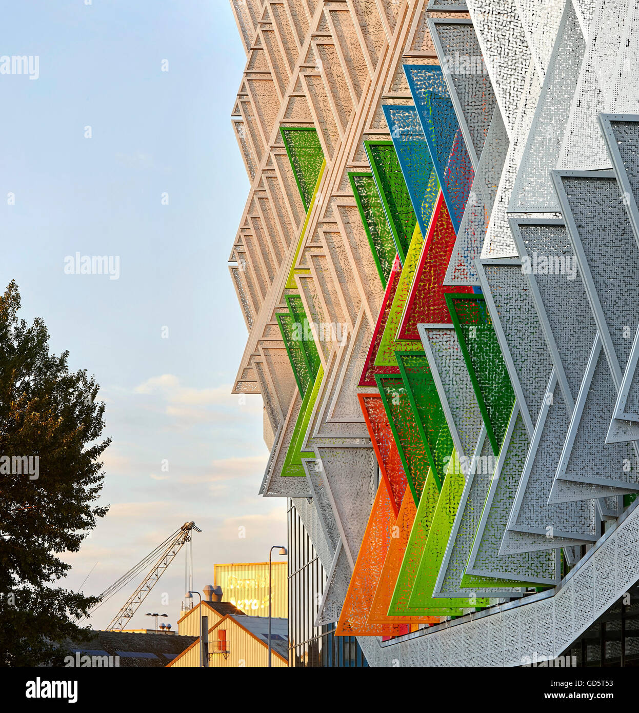 Detail der Außenfassade mit verstellbaren dreieckigen und bunten Fensterläden. SDU Campus Kolding, Kolding, Dänemark. Architekt: Henning Larsen Architects, 2015. Stockfoto