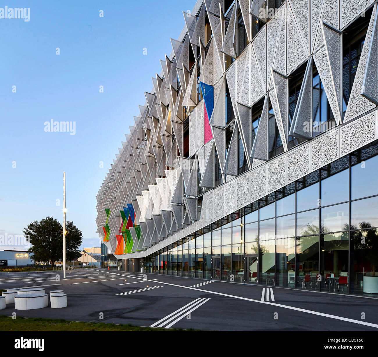 Gebäude-Perspektive mit Verglasung und dreieckigen Fensterläden. SDU Campus Kolding, Kolding, Dänemark. Architekt: Henning Larsen Architects, 2015. Stockfoto