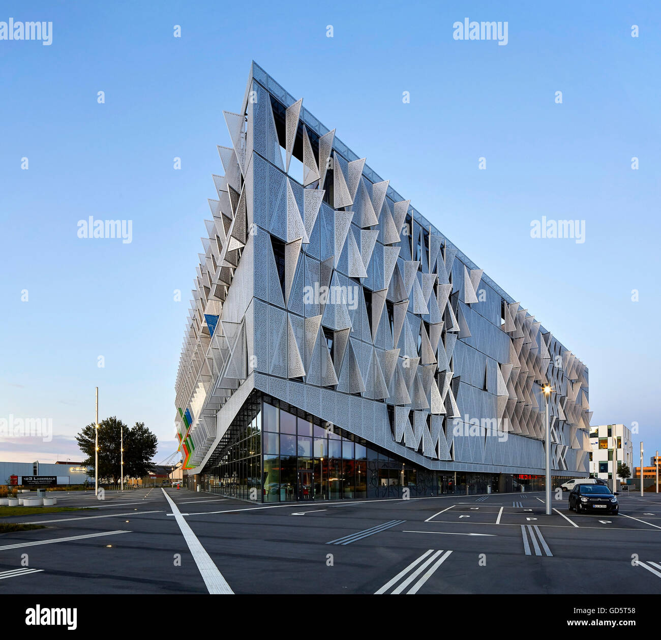 Ecke Höhe von der Straße. SDU Campus Kolding, Kolding, Dänemark. Architekt: Henning Larsen Architects, 2015. Stockfoto