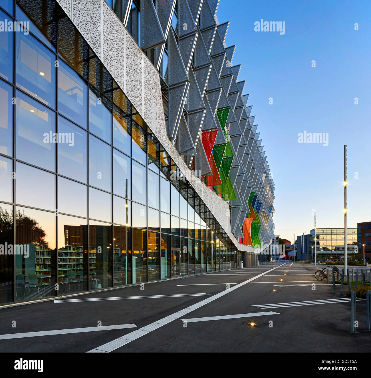 Gebäude-Perspektive mit Verglasung, Reflexion und dreieckigen Fensterläden. SDU Campus Kolding, Kolding, Dänemark. Architekt: Henning Stockfoto