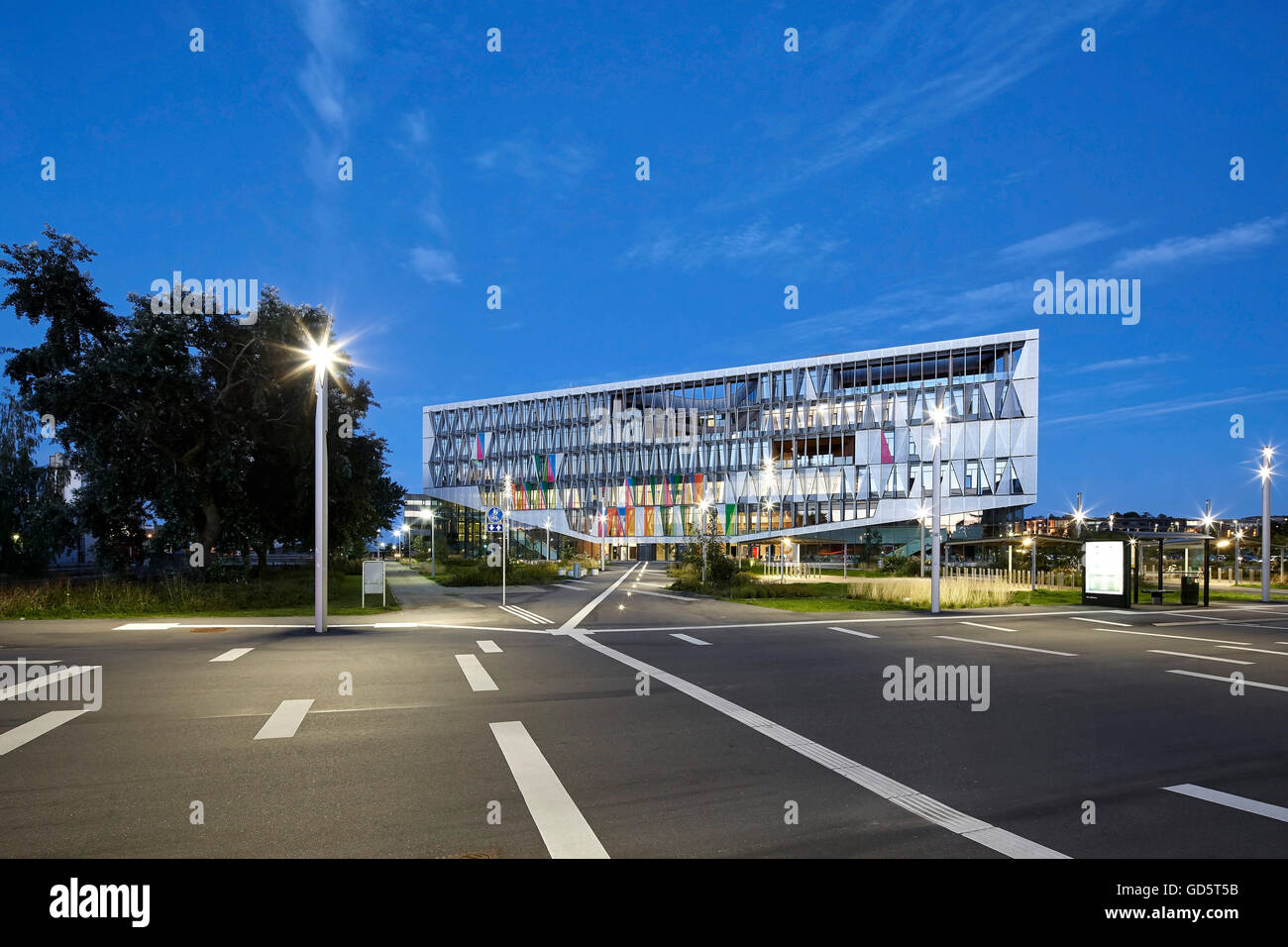 Ferne Dämmerung Höhe vom Parkplatz. SDU Campus Kolding, Kolding, Dänemark. Architekt: Henning Larsen Architects, 2015. Stockfoto