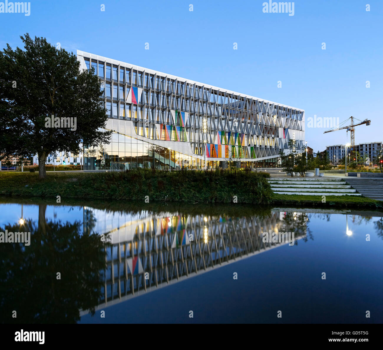 Höhe über Fluss mit Reflexion. SDU Campus Kolding, Kolding, Dänemark. Architekt: Henning Larsen Architects, 2015. Stockfoto