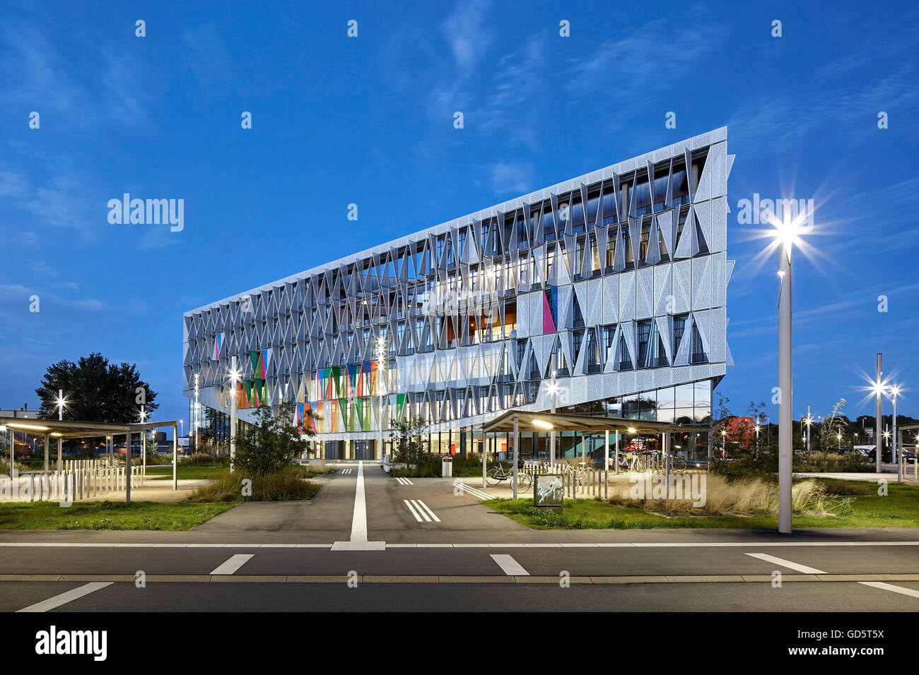 Nähern Sie sich Gebäude in der Dämmerung. SDU Campus Kolding, Kolding, Dänemark. Architekt: Henning Larsen Architects, 2015. Stockfoto