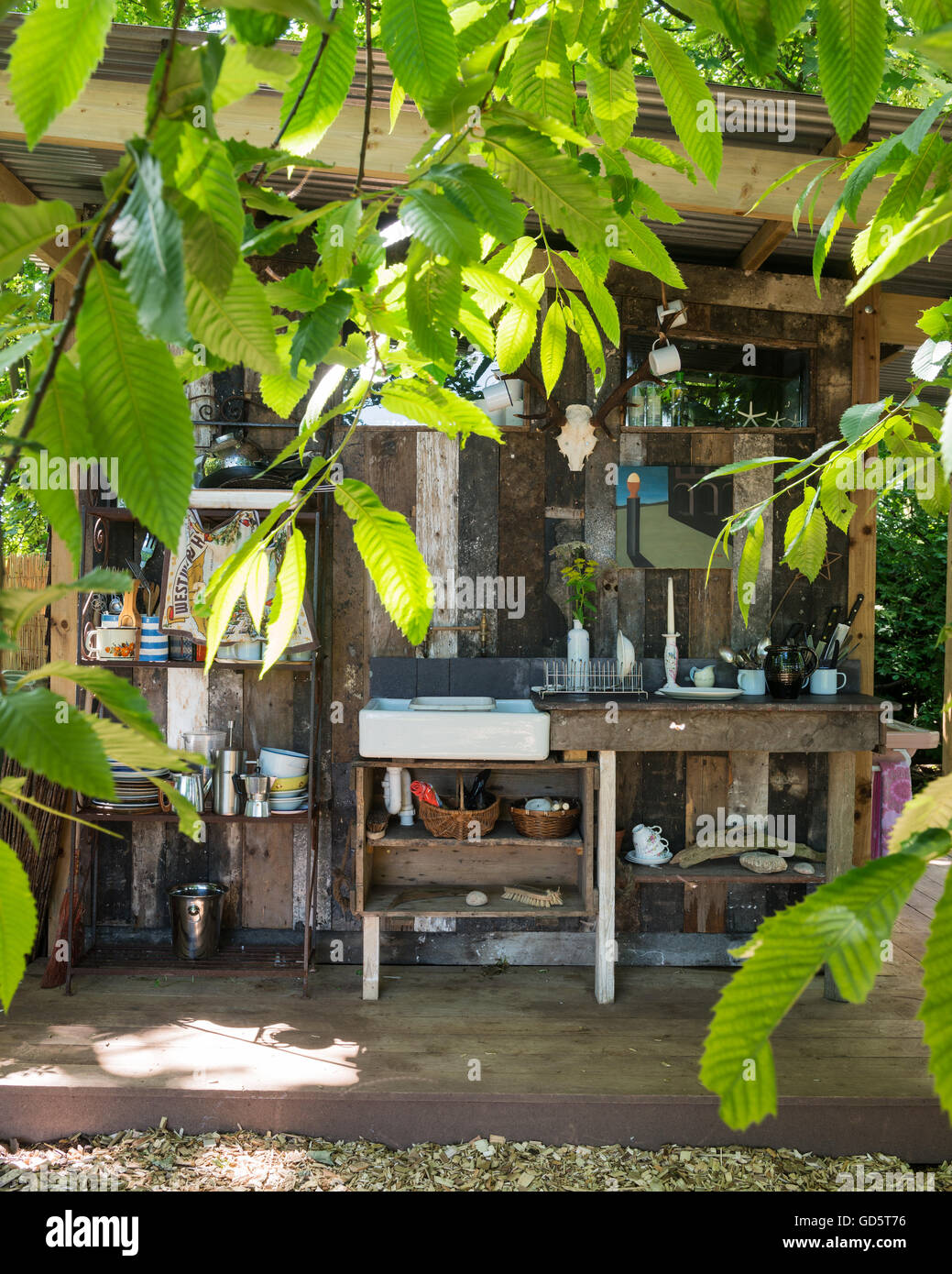 Rustikale Küche außerhalb einer hölzernen Dusche-Hütte Stockfoto