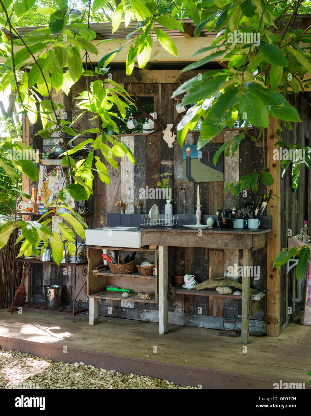 Rustikale Küche außerhalb einer hölzernen Dusche-Hütte Stockfoto