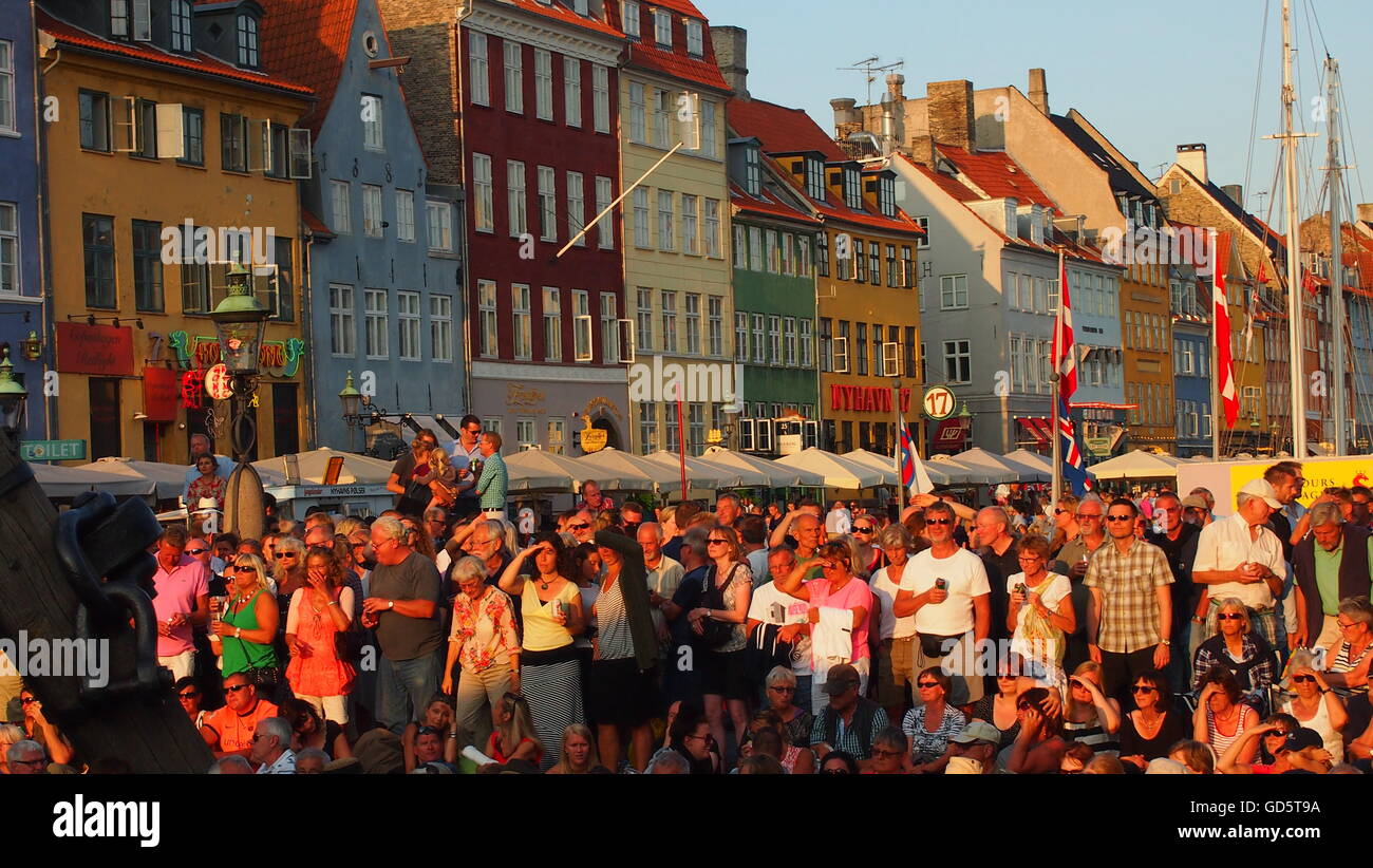 Kopenhagen – 12. Juli 2013: Eine große Menschenmenge beobachten live-Musik und Tanz bei Sonnenuntergang in der berühmten Nyhavn Waterfront ich Stockfoto